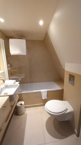 Habitación Triple Deluxe del hotel Le Friedland. Foto 17