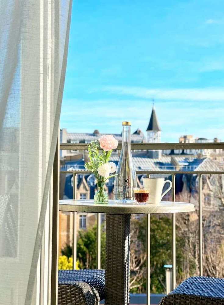 Habitación doble, balcón del hotel Villa Saxe Eiffel. Foto 1
