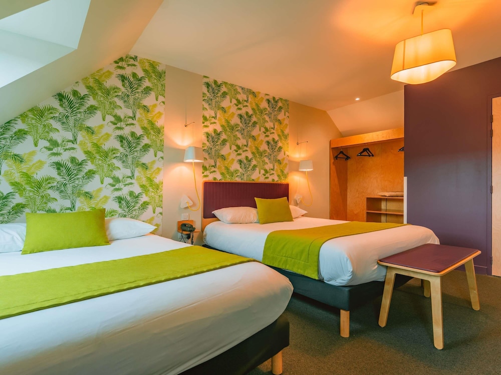 Habitación estándar, varias camas del hotel Ibis Styles Calais Centre. Foto 1