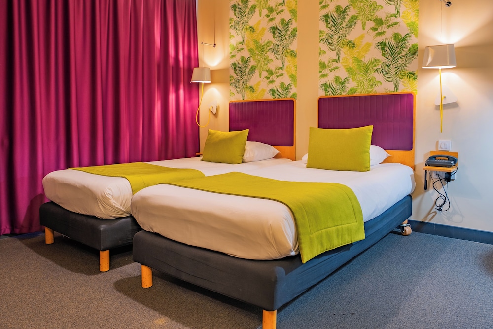 Habitación estándar, varias camas del hotel Ibis Styles Calais Centre. Foto 2