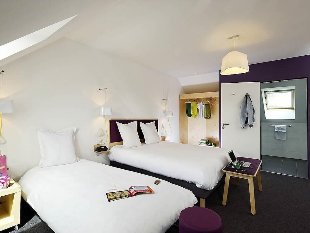 Habitación estándar, varias camas del hotel Ibis Styles Calais Centre. Foto 5