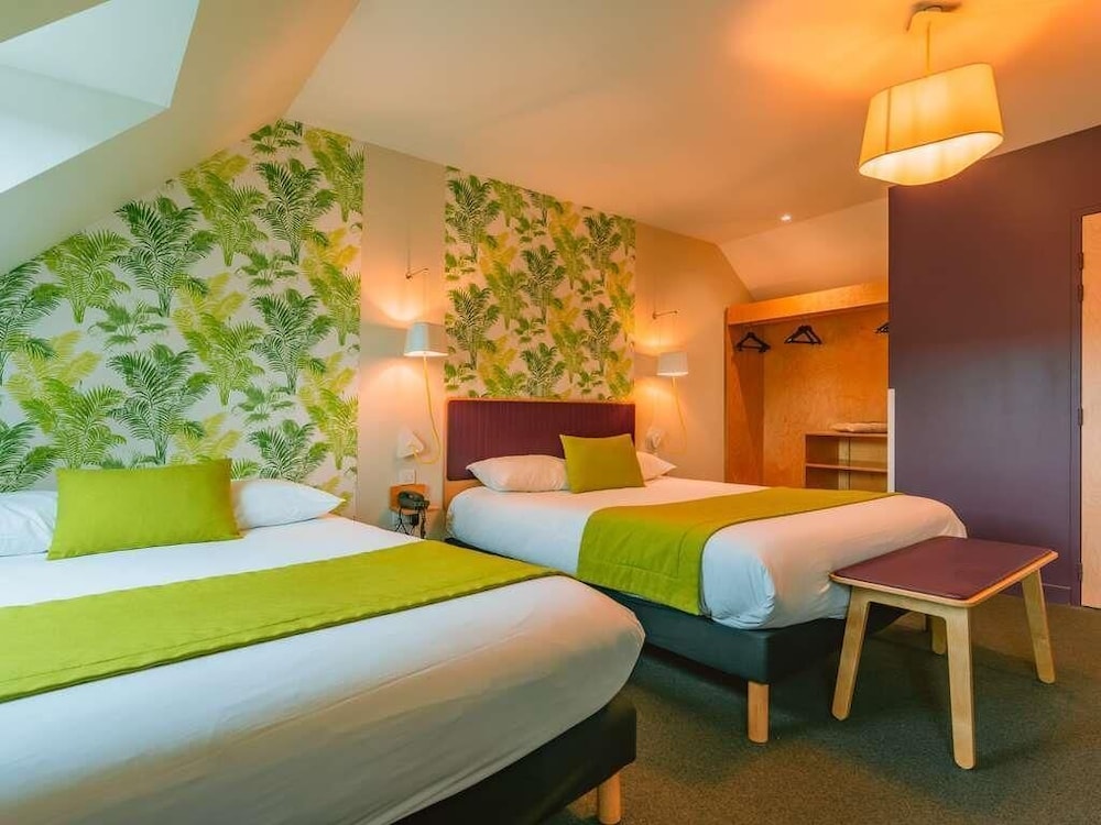 Habitación estándar, varias camas del hotel Ibis Styles Calais Centre. Foto 6