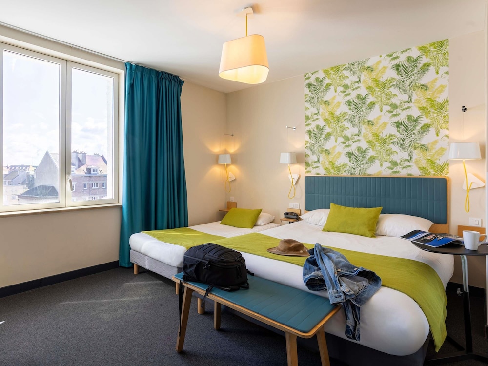 Habitación estándar, varias camas del hotel Ibis Styles Calais Centre. Foto 7