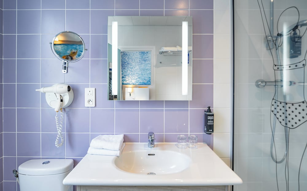 Habitación estándar, varias camas del hotel Ibis Styles Calais Centre. Foto 9