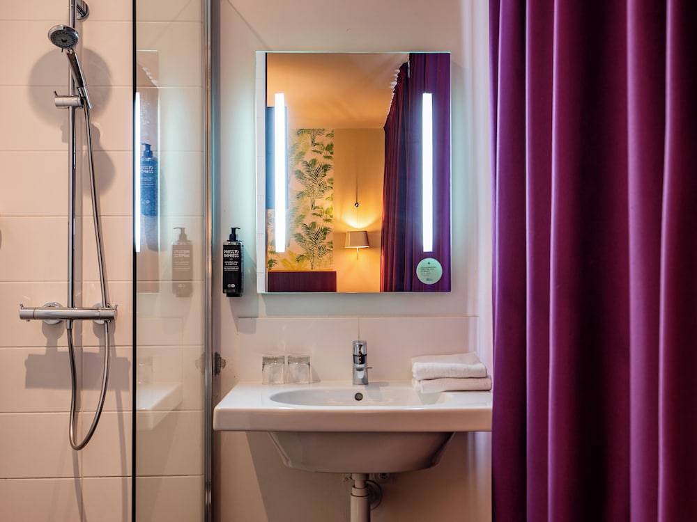 Habitación estándar, varias camas del hotel Ibis Styles Calais Centre. Foto 10
