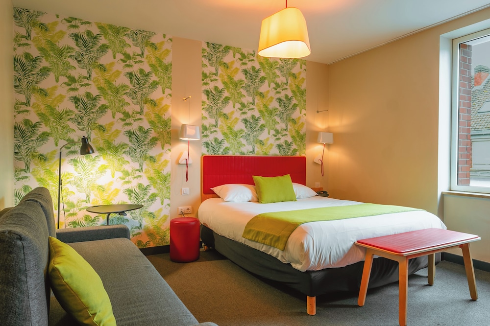 Suite, 1 cama doble con sofá cama del hotel Ibis Styles Calais Centre. Foto 1