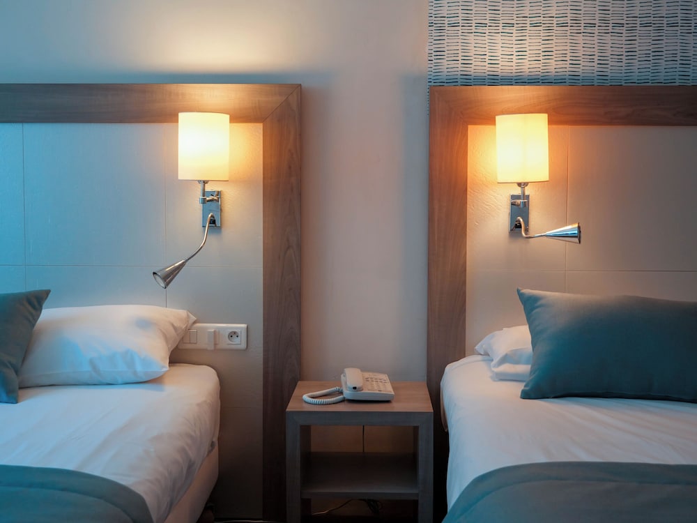 Suite, 1 cama doble con sofá cama del hotel Ibis Styles Calais Centre. Foto 3