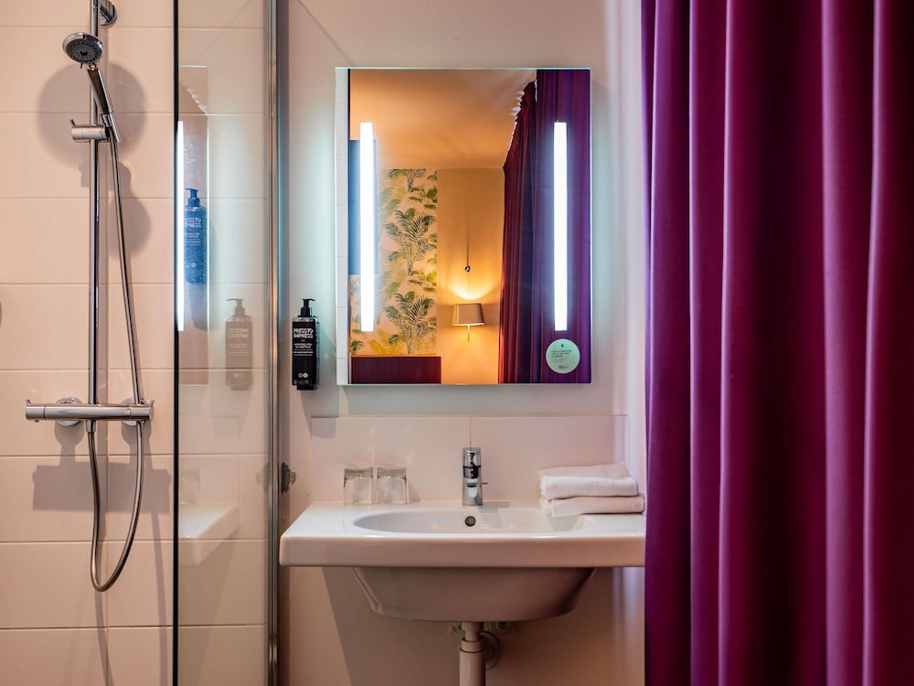 Suite, 1 cama doble con sofá cama del hotel Ibis Styles Calais Centre. Foto 4