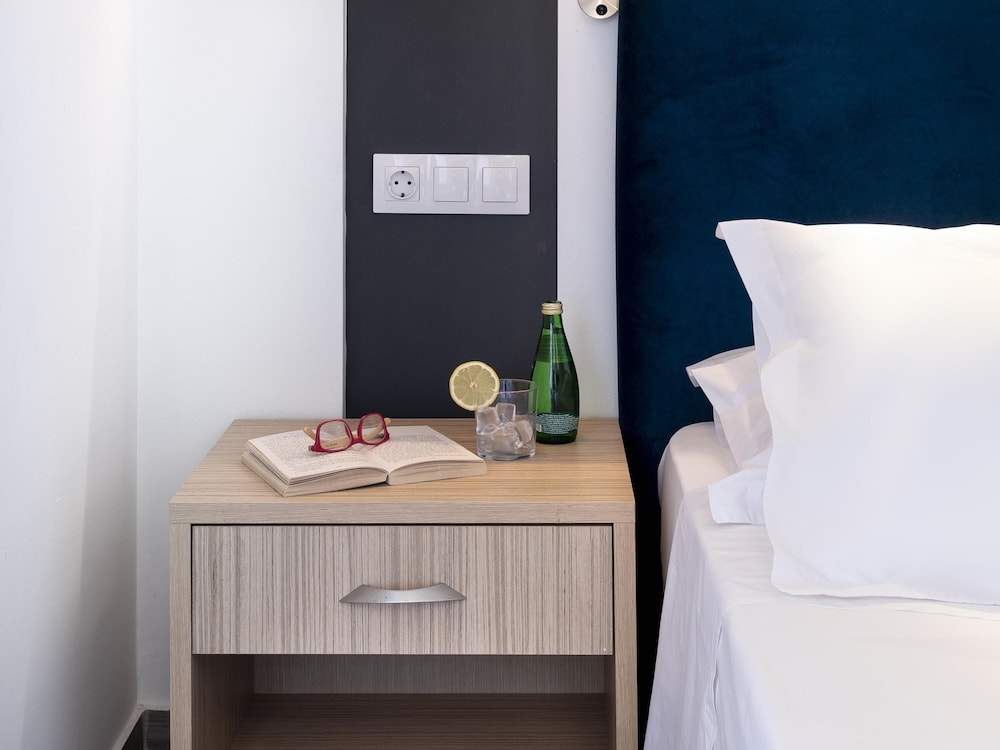 Habitación Superior con 2 camas individuales, sofá - cama individual y balcón del hotel Mercure Rhodes Alexia and Spa. Foto 2