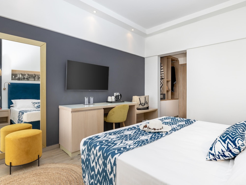Habitación Clásica con 1 cama king size y balcón del hotel Mercure Rhodes Alexia and Spa. Foto 2