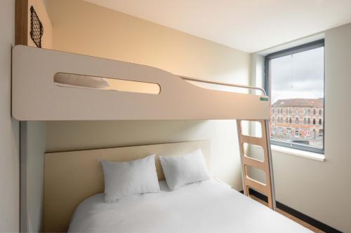 Habitación triple con una cama doble y una litera individual. del hotel Ibis Budget Leuven Centrum. Foto 4