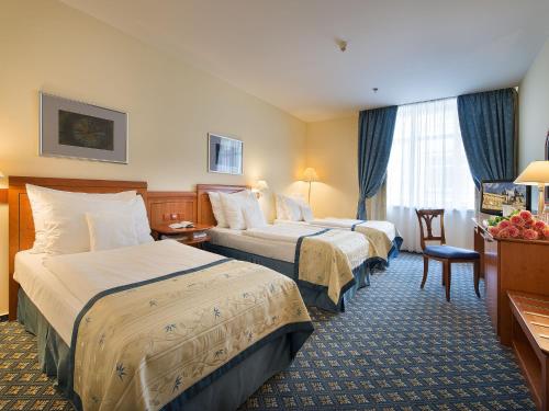 Habitación Triple del hotel Ramada By Wyndham Prague City Centre. Foto 1