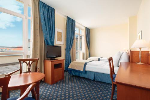 Habitación Doble con terraza - 1 o 2 camas del hotel Ramada By Wyndham Prague City Centre. Foto 3