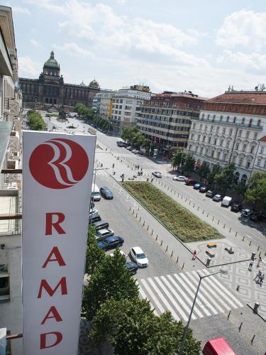 Habitación Doble con vistas a la plaza de Wenceslao - 1 o 2 camas del hotel Ramada By Wyndham Prague City Centre. Foto 1