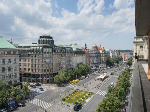 Habitación Doble con vistas a la plaza de Wenceslao - 1 o 2 camas del hotel Ramada By Wyndham Prague City Centre. Foto 2