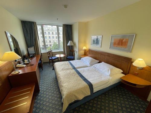 Habitación Doble con vistas a la plaza de Wenceslao - 1 o 2 camas del hotel Ramada By Wyndham Prague City Centre. Foto 4
