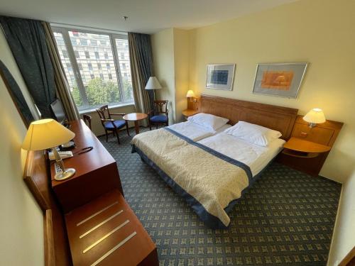 Habitación Doble con vistas a la plaza de Wenceslao - 1 o 2 camas del hotel Ramada By Wyndham Prague City Centre. Foto 5
