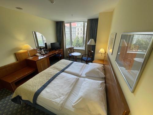 Habitación Doble con vistas a la plaza de Wenceslao - 1 o 2 camas del hotel Ramada By Wyndham Prague City Centre. Foto 7