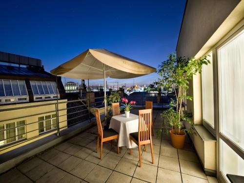 Suite Junior con terraza del hotel Ramada By Wyndham Prague City Centre. Foto 1