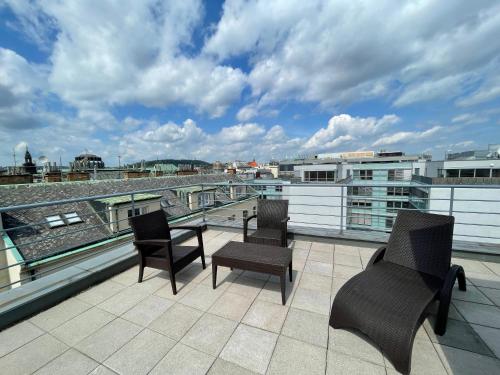 Suite Junior con terraza del hotel Ramada By Wyndham Prague City Centre. Foto 2