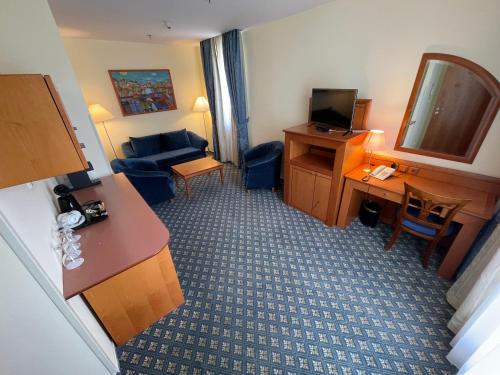 Suite Junior con terraza del hotel Ramada By Wyndham Prague City Centre. Foto 3