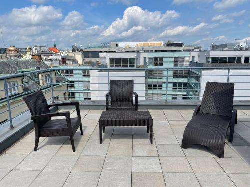 Suite Junior con terraza del hotel Ramada By Wyndham Prague City Centre. Foto 4