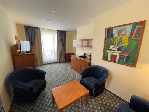 Suite Junior con terraza del hotel Ramada By Wyndham Prague City Centre. Foto 6