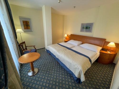 Suite Junior con terraza del hotel Ramada By Wyndham Prague City Centre. Foto 7