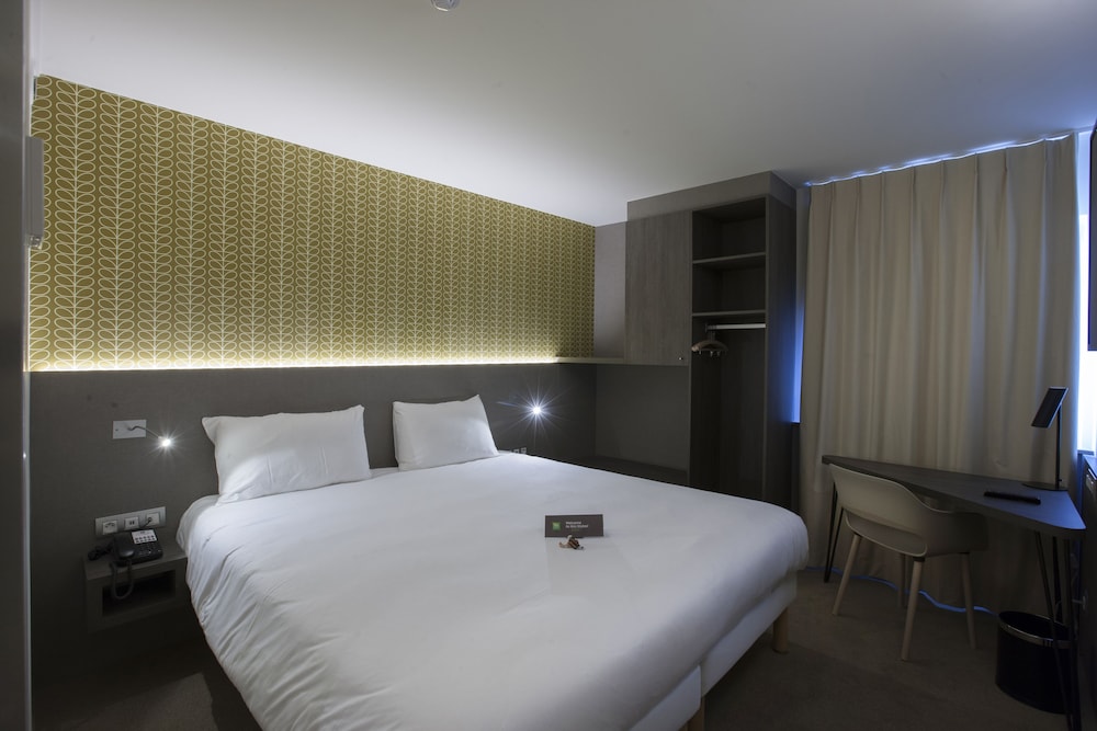 Habitación Standard con una cama doble del hotel Ibis Styles Kortrijk Expo. Foto 2