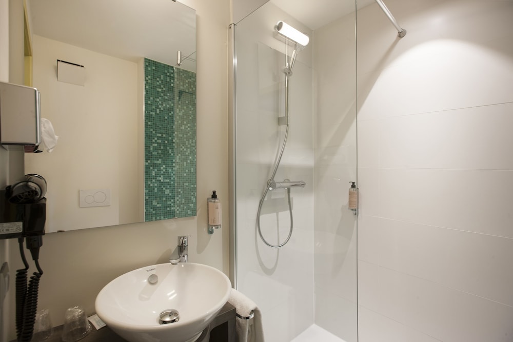 Habitación Standard con 2 camas individuales del hotel Ibis Styles Kortrijk Expo. Foto 4