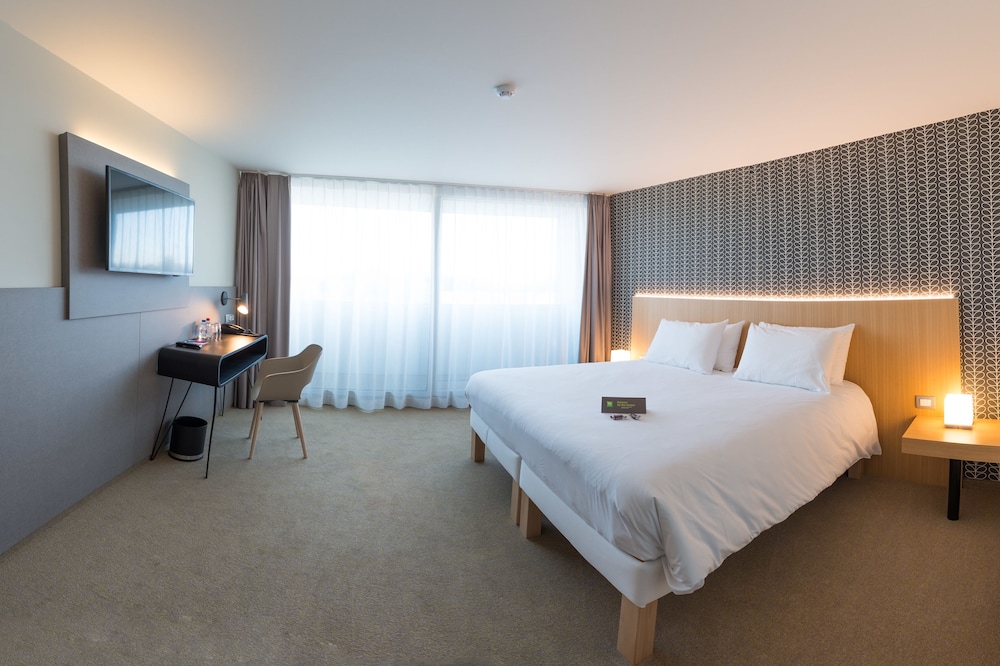 Habitación de categoría superior con una cama doble del hotel Ibis Styles Kortrijk Expo. Foto 1