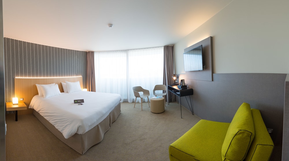 Habitación de categoría superior con una cama doble del hotel Ibis Styles Kortrijk Expo. Foto 2