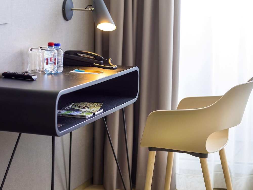 Habitación de categoría superior con una cama doble del hotel Ibis Styles Kortrijk Expo. Foto 3