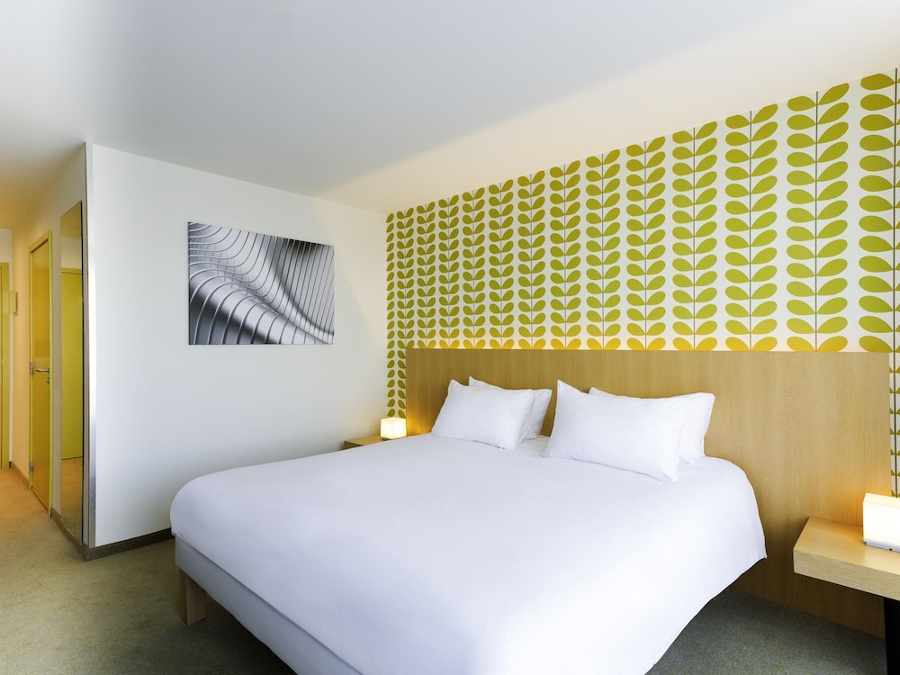 Habitación de categoría superior con una cama doble del hotel Ibis Styles Kortrijk Expo. Foto 4
