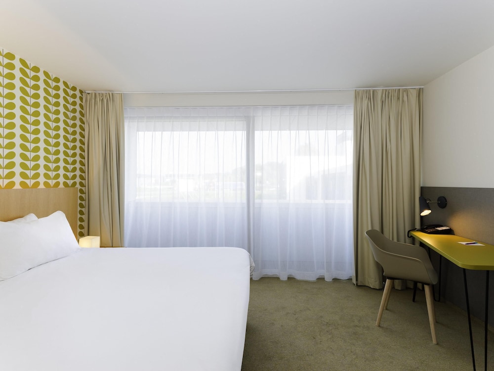 Habitación de categoría superior con una cama doble del hotel Ibis Styles Kortrijk Expo. Foto 5