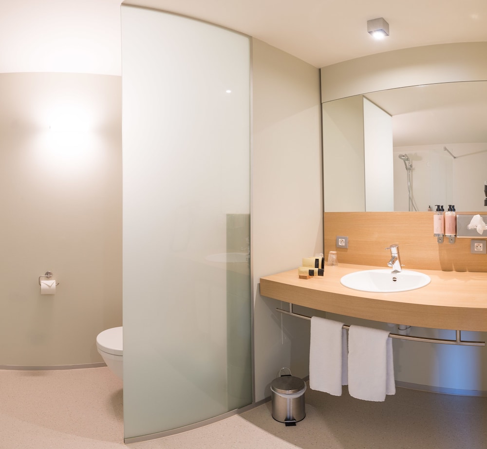 Habitación de categoría superior con una cama doble del hotel Ibis Styles Kortrijk Expo. Foto 7