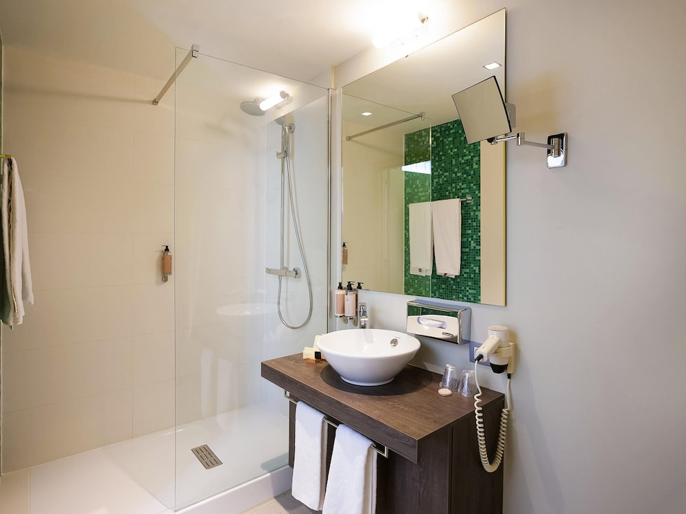 Habitación de categoría superior con 2 camas individuales del hotel Ibis Styles Kortrijk Expo. Foto 3