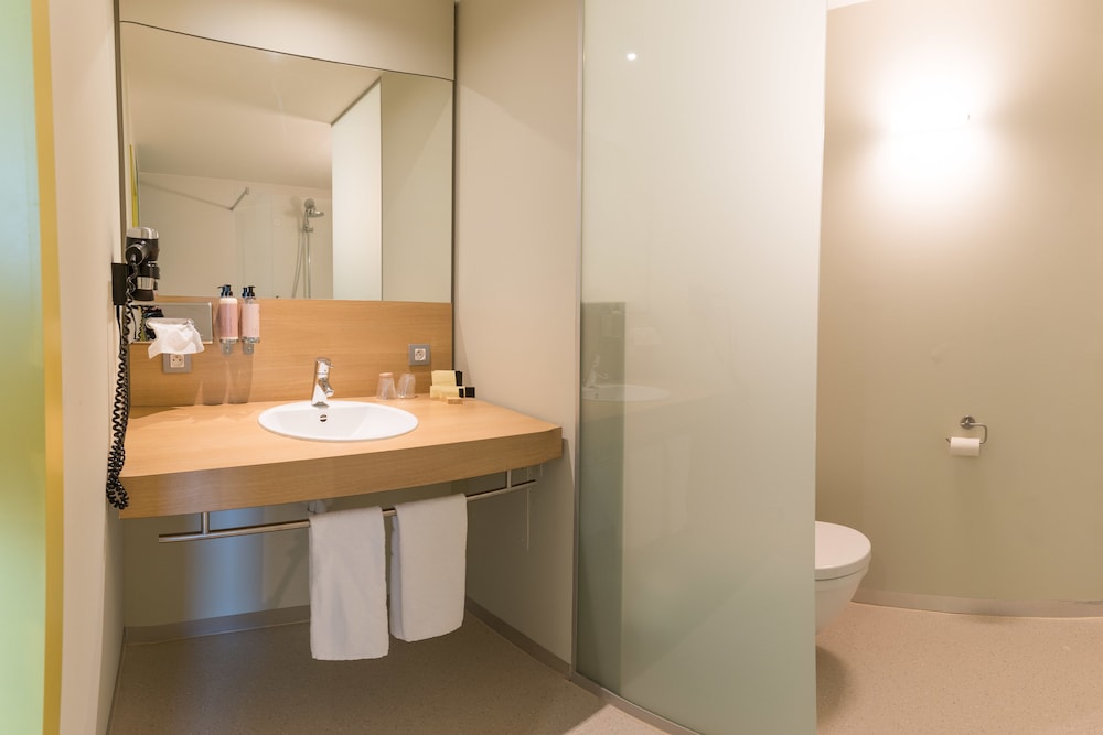 Habitación de categoría superior con 2 camas individuales del hotel Ibis Styles Kortrijk Expo. Foto 5