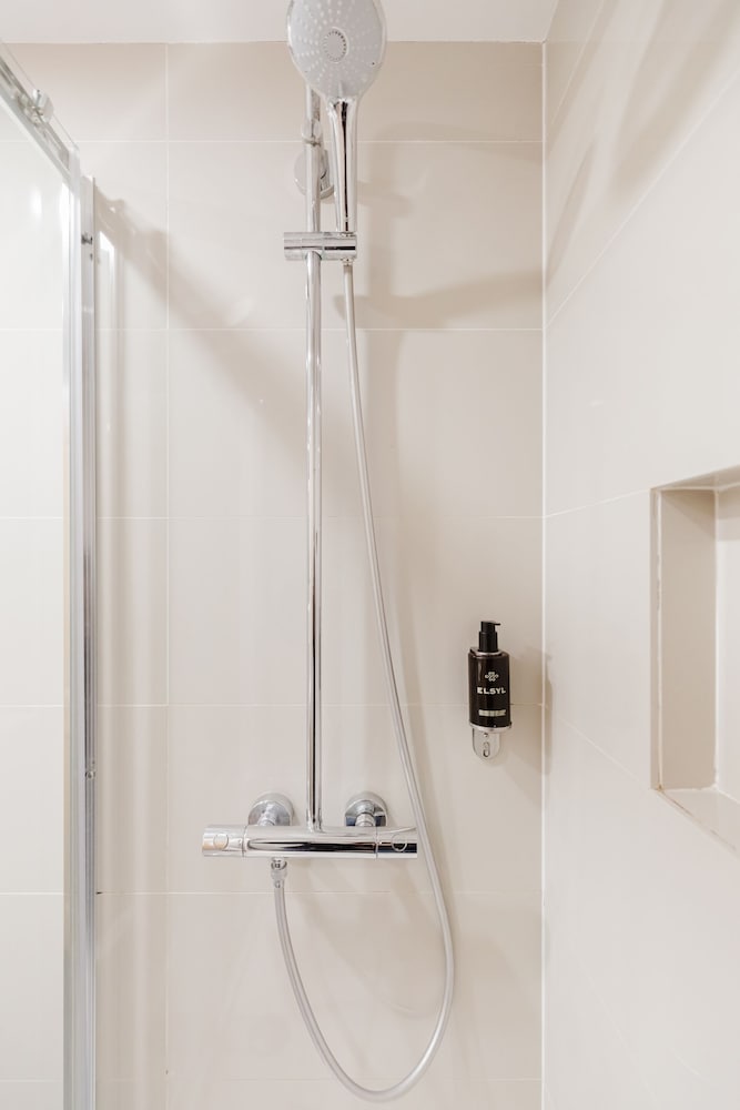 Habitación estándar con 2 camas individuales, baño privado del hotel The Porchester. Foto 11