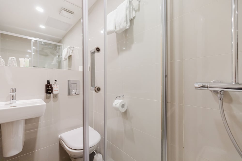 Habitación estándar con 2 camas individuales, baño privado del hotel The Porchester. Foto 12