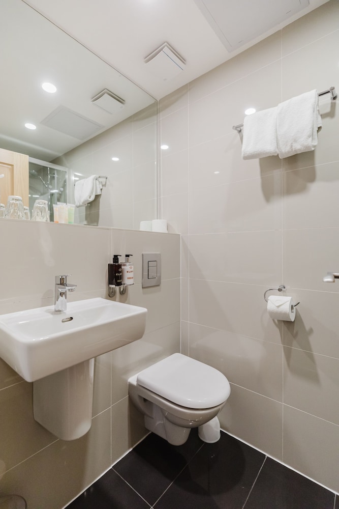 Habitación estándar con 2 camas individuales, baño privado del hotel The Porchester. Foto 13