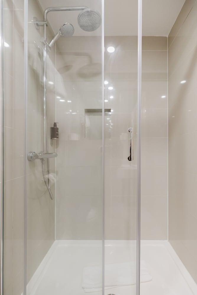 Habitación estándar con 2 camas individuales, baño privado del hotel The Porchester. Foto 15