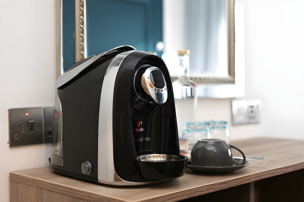 Habitación triple ejecutiva, baño privado del hotel The Porchester. Foto 4