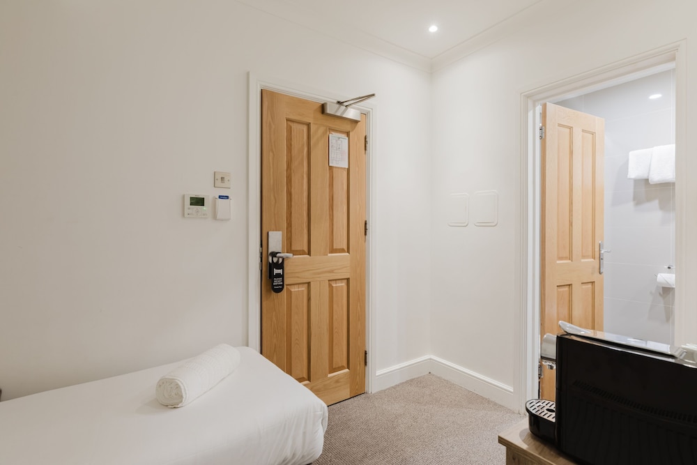 Habitación triple ejecutiva, baño privado del hotel The Porchester. Foto 9