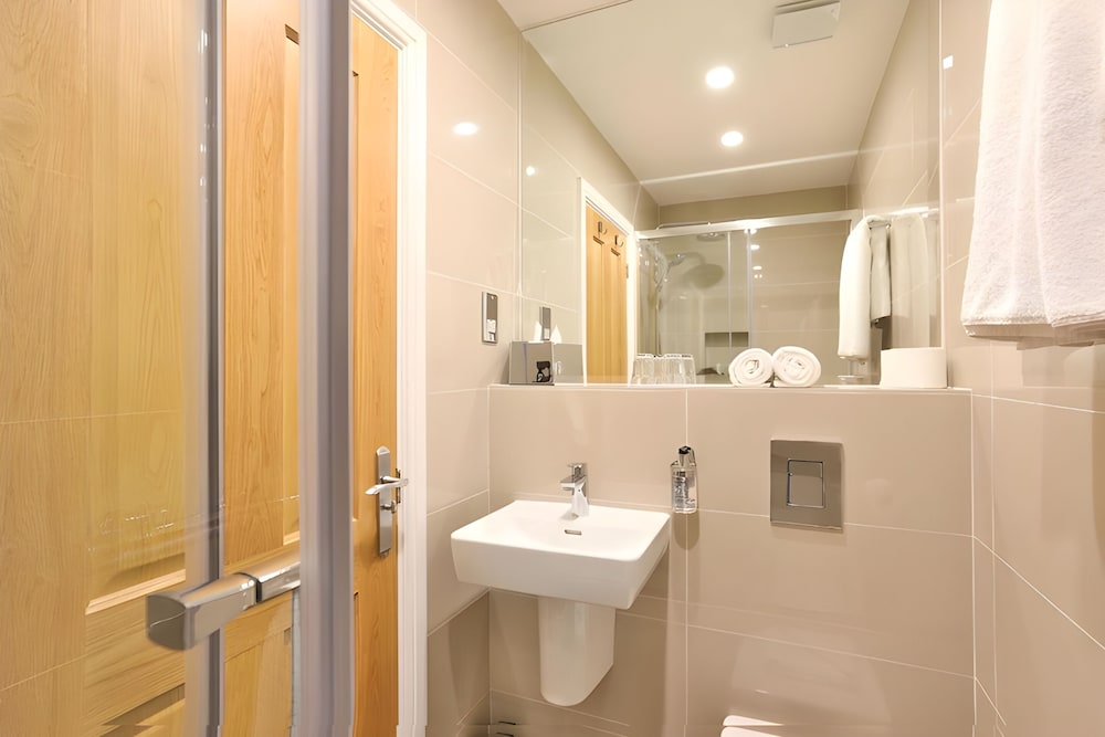 Habitación triple ejecutiva, baño privado del hotel The Porchester. Foto 14