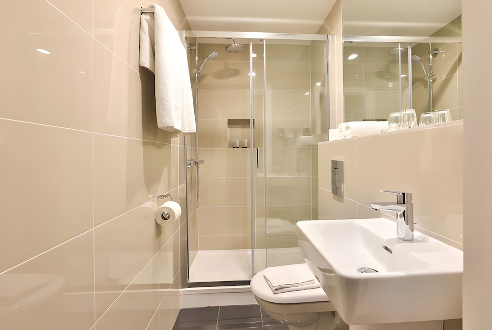 Habitación triple ejecutiva, baño privado del hotel The Porchester. Foto 16