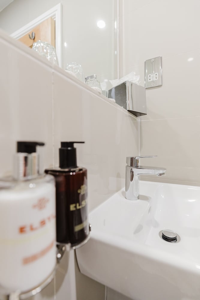 Habitación triple ejecutiva, baño privado del hotel The Porchester. Foto 20