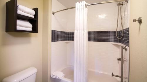 Suite Estudio con cama extragrande y bañera - Adaptada para personas con movilidad reducida del hotel Staybridge Suites Buffalo-Amherst