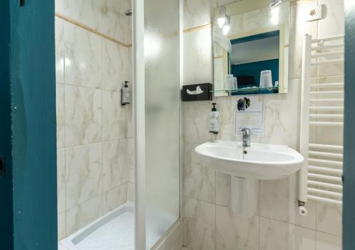 Habitación Doble Estándar del hotel Nouvel Paris. Foto 7