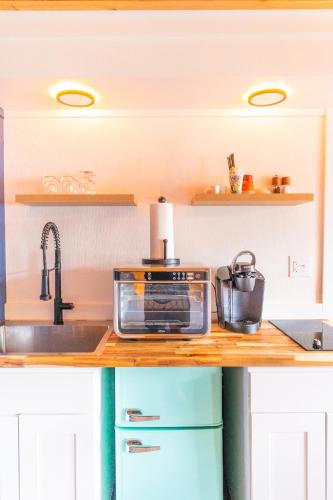 Studio Suite with King Bed, Balcony del hotel Woodlake Inn. Foto 1